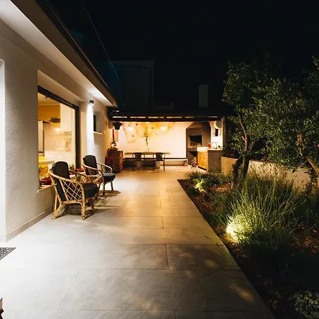 Villa Magna - Seaside With Pool And Sauna Trogir