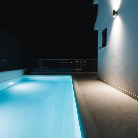 Magna - Seaside With Pool And Sauna Trogir