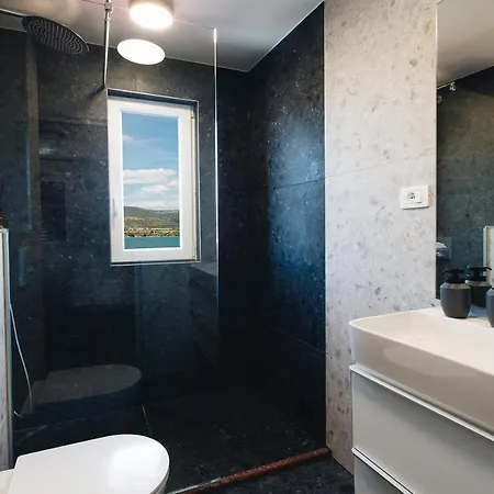 Vila Magna - Seaside With Pool And Sauna Trogir